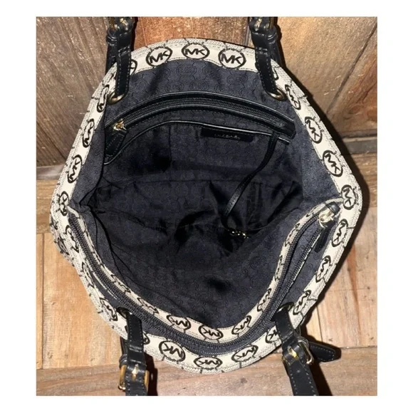 Michael Kors. 3 Piece Set: Jet Set Tote Bag with Free Dust Bag & Purse Scarf. - Picture 4 of 16